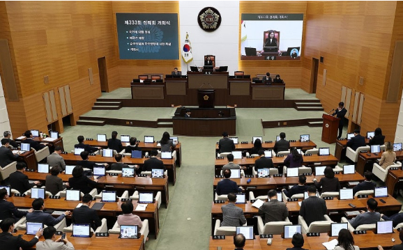국민의힘 오세훈 서울시장 후보가 제9회 전국동시지방선거일 다음날인 4일 서울 종로구 대왕빌딩에 마련된 선거사무소에서 입장을 밝힌 뒤 기뻐하고 있다. [사진=곽영래 기자]