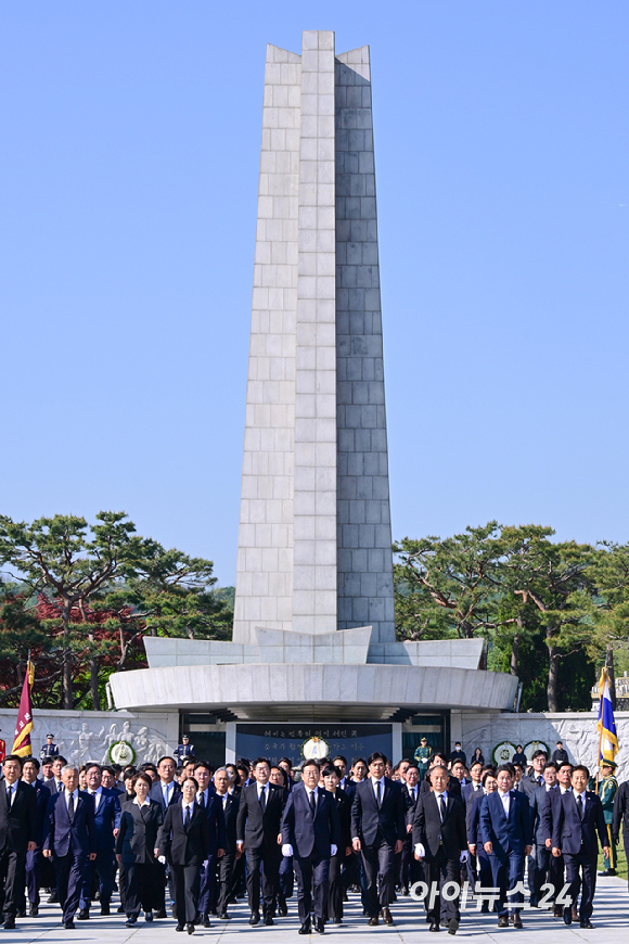 이재명 더불어민주당 대통령선거 후보가 28일 오전 서울 동작구 국립서울현충원에서 현충탑을 참배한 후 대통령 묘소로 향하고 있다. [사진=곽영래 기자]