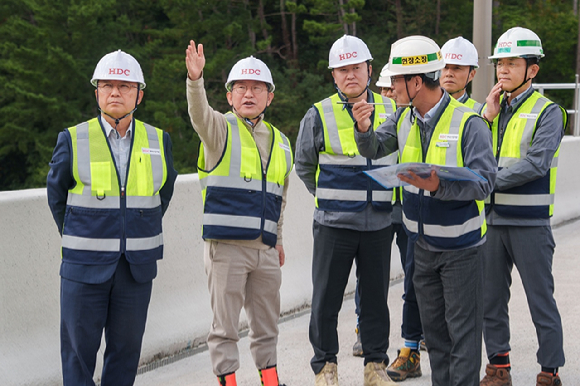 (왼쪽부터) 조태제 HDC현대산업개발 대표이사(CSO), 정경구 HDC현대산업개발 대표이사(CEO), 김영한 HDC현대산업개발 인프라본부장이 10월 31일 동해선 포항-영덕 고속도로 4, 5공구 현장 안전 점검을 진행하고 있다. [사진=HDC현대산업개발]