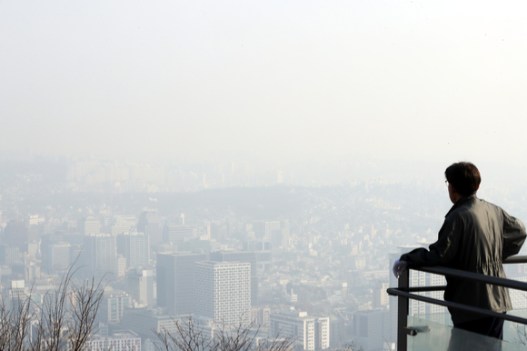 미세먼지 농도가 나쁨 수준을 보인 29일 오전 서울 용산구 남산 공원에서 바라본 하늘이 뿌옇게 보이고 있다. [사진=뉴시스]