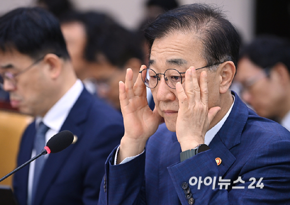 김윤덕 국토교통부 장관이 13일 오전 서울 여의도 국회에서 열린 국토교통위원회 국정감사에서 질의를 듣고 있다. [사진=곽영래 기자]