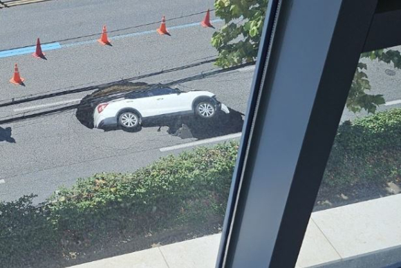 이날 오전 11시 26분쯤 서울시 서대문구 연희동 한 도로에서 싱크홀이 발생해 차량 1대가 빠지는 사고가 일어났다. [사진=온라인 커뮤니티]