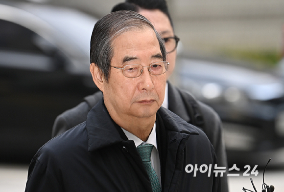 내란 방조 및 내란 중요임무 종사 혐의를 받는 한덕수 전 국무총리가 26일 서울중앙지법에서 열린 결심 공판에 출석하고 있다. [사진=곽영래 기자]