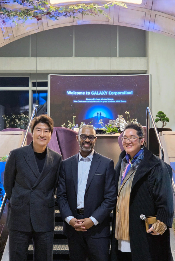 뉴욕증권거래소(NYSE) 마이클 해리스 부회장이 23일 여의도 갤럭시코퍼레이션 본사를 방문했다. 사진은 최용호 갤럭시코퍼레이션 대표, 배우 송강호와 함께 사진 촬영을 하고 있는 모습. [사진=갤럭시코퍼레이션]