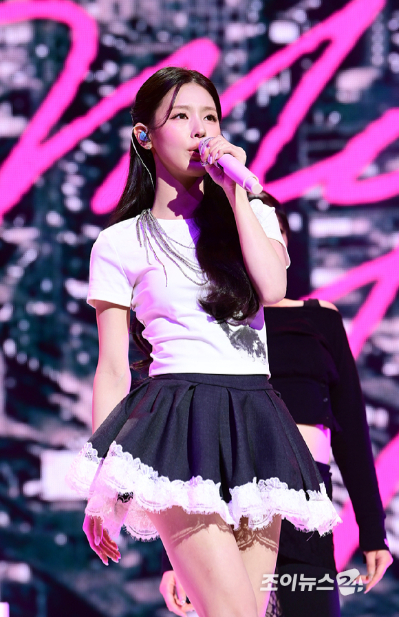 아이들(i-dle) 미연이 3일 오후 서울 용산구 한남동 블루스퀘어에서 열린 미연(MIYEON) 솔로 미니 2집 'MY, Lover' 미디어 쇼케이스에 참석해 타이틀곡 'Say My Name' 무대를 선보이고 있다. [사진=정소희 기자]