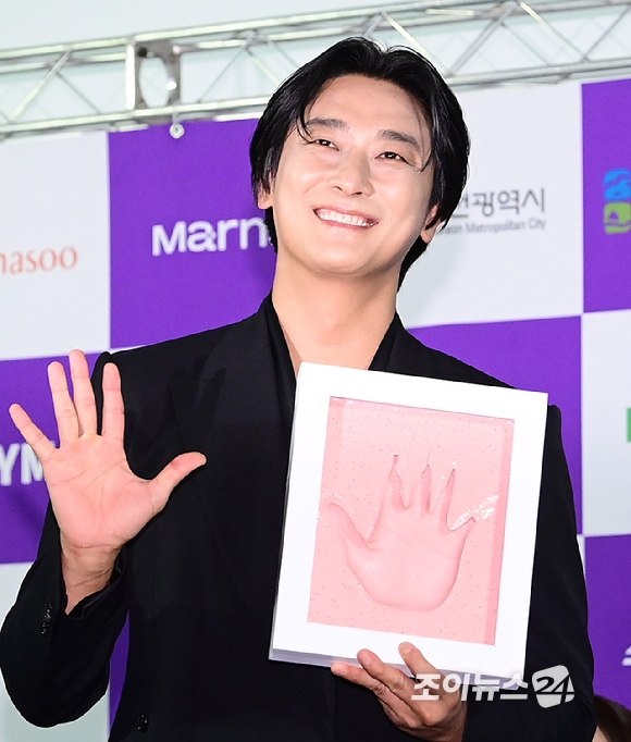 배우 주지훈이 7일 서울 용산구 CGV 아이파크몰에서 진행된 '제5회 청룡 시리즈 어워즈' 핸드프린팅 행사에 참석하고 있다. [사진=정소희 기자]