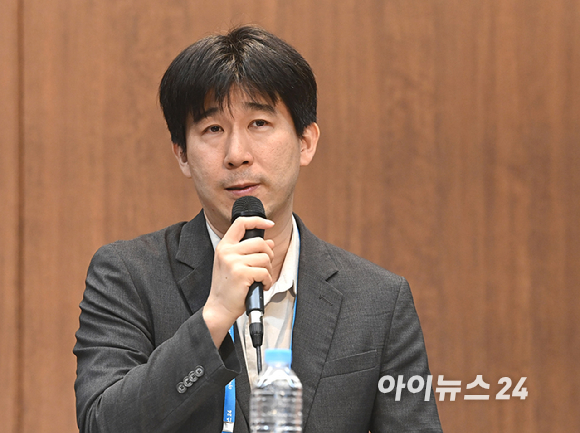 '제6회 아이뉴스24 금융정책포럼'이 '디지털자산기본법 이후, 한국 가상자산 시장의 새로운 질서'를 주제로 18일 서울 중구 은행회관 국제회의실에서 열렸다. 조재우 한성대학교 사회과학부 부교수(한성대블록체인연구소장)가 패널토론에 참석해 발언하고 있다. [사진=곽영래 기자]