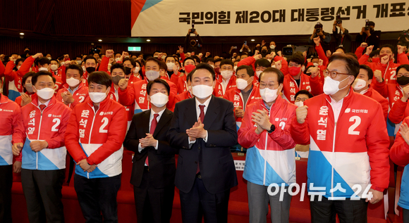 윤석열 제20대 대통령 당선인이 10일 새벽 서울 여의도 국회도서관에 마련된 '국민의힘 제 20대 대통령선거 개표상황실'을 찾아 안철수 국민의당 대표와 함께 승리 세리머니를 하고 있다. [사진=김성진 기자]