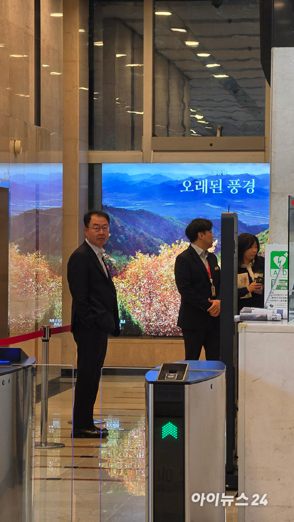 신동국 한양정밀 회장이 27일 오전 서울 송파구 방이동 한미그룹 본사 건물에 도착해 엘리베이어터를 타고 있다. 이날 오전 10시에 한미약품 이사회가 열린다. 2026.10.27 [사진=이효정 기자 ]