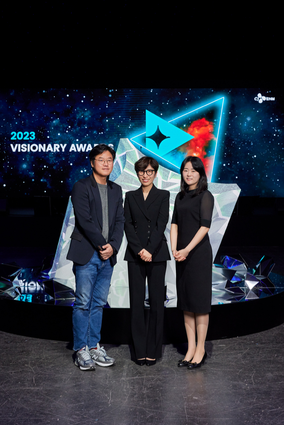 '2023 비저너리 어워즈' 나영석 PD, 정서경 작가, 이진주 PD [사진=CJ ENM]