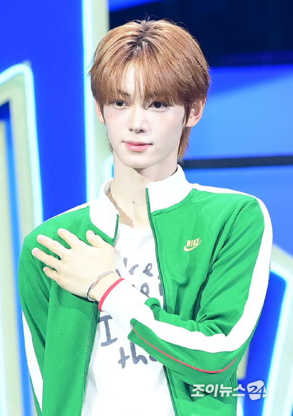 그룹 투어스 한진이 13일 오후 서울 광진구 예스24라이브홀에서 열린 투어스(TWS) 네 번째 미니앨범 'play hard' 발매 쇼케이스에 참석하고 있다. [사진=정소희 기자]