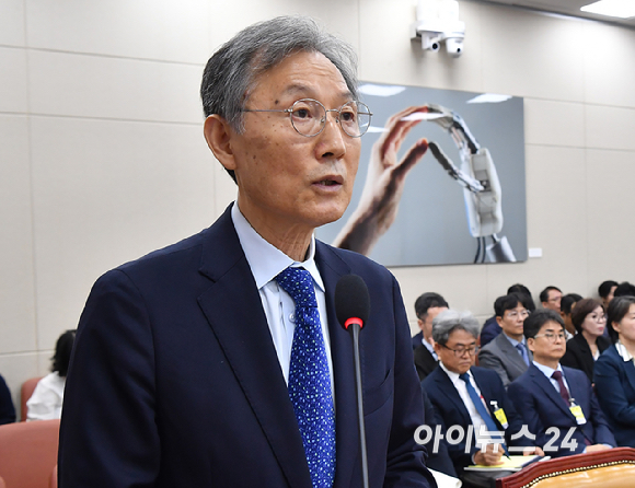 고광헌 방송미디어통신심의위원회 위원장이 8일 국회 과학기술정보방송통신위원회 전체회의에서 인사말과 업무보고를 하고 있다. [사진=곽영래 기자]