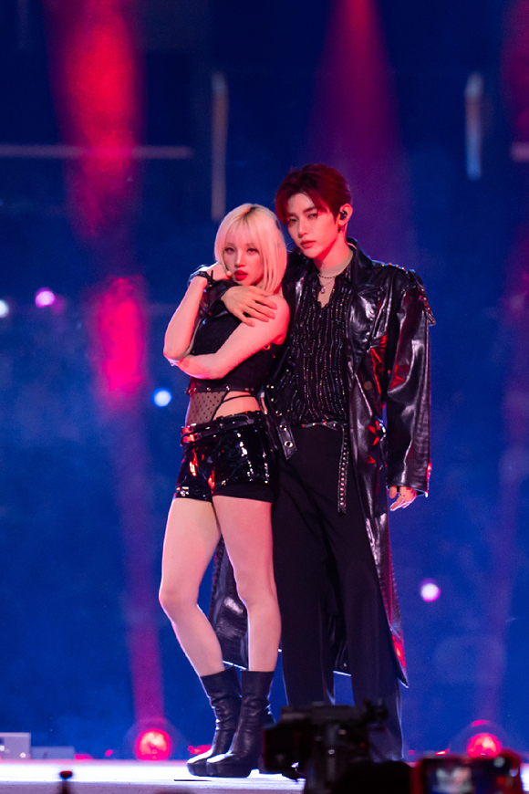 그룹 아이들 우기, 제로베이스원 장하오가 지난 1일(현지시간)부터 3일까지 미국 로스앤젤레스 크립토닷컴 아레나에서 열린 K-팝 팬&아티스트 페스티벌 '케이콘 엘에이 2025(KCON LA 2025)' 무대에서 열띤 공연을 펼치고 있다. [사진=CJ ENM]