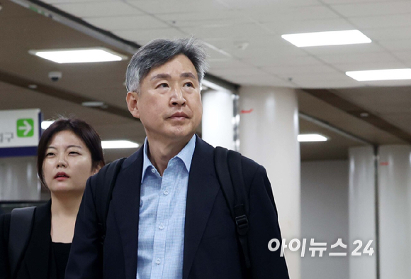 12&middot;3 비상계엄에 가담한 혐의를 받는 김종욱 전 해양경찰청장이 3일 서울 서초구 서울중앙지방법원에서 열린 구속 전 피의자 심문(영장실질심사)에 출석하고 있다. [사진=사진공동취재단 ]