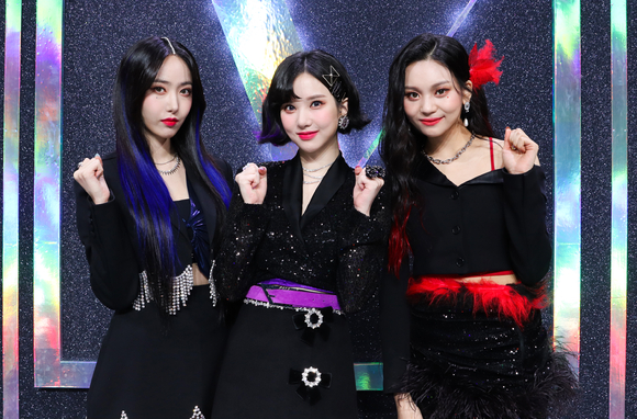 그룹 비비지(VIVIZ)가 9일 온라인으로 진행된 첫 미니앨범 'Beam Of Prism' 발매 기념 쇼케이스에 참석해 포즈를 취하고 있다. [사진=빅플래닛메이드]