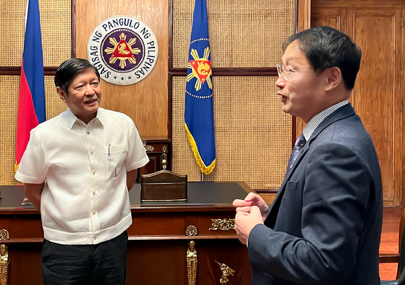 14일 필리핀 말라카냥궁에서 KT 구현모 대표(우측)가 필리핀 페르디난드 마르코스 주니어(Ferdinand Marcos Jr.) 대통령과 함께 환담을 나누고 있다. [사진=KT]