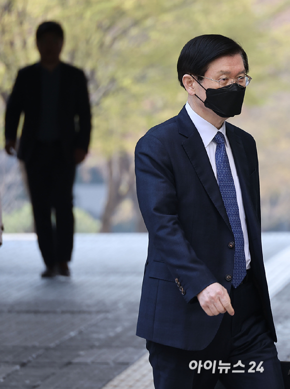 윤석열 전 대통령 체포를 방해한 혐의를 받고 있는 박종준 전 경호처장이 2일 오전 서울 서초구 서울중앙지법에서 열린 공판에 출석하고 있다. [사진=사진공동취재단]