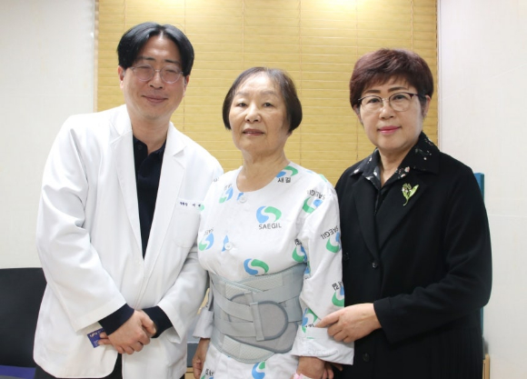 (왼쪽부터) 이대영 새길병원장, 배국희 전 미주 광복회 회장, 이윤옥 인천대 박사 [사진=새길병원]