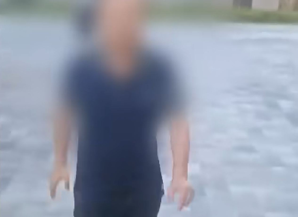아파트 놀이터에서 담배를 피우던 노인이 담배를 꺼달라는 부탁을 받자 욕설과 폭행을 저지른 사건이 전해졌다. 사진은 노인 B씨가 담배를 든 채 A씨를 쫓아오는 장면. [사진=JTBC 사건반장 방송화면 캡처]