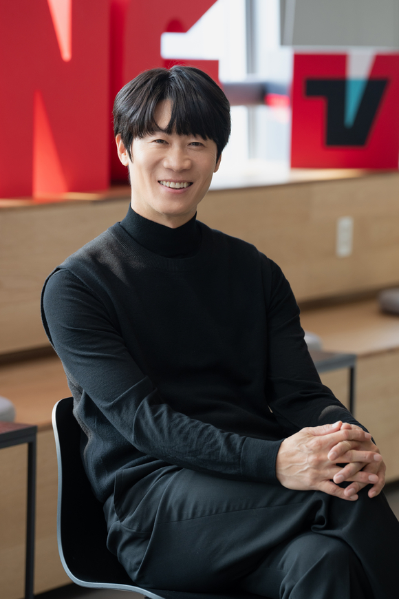 배우 진선규가 티빙 오리지널 '몸값' 인터뷰에 앞서 포즈를 취하고 있다. [사진=티빙]