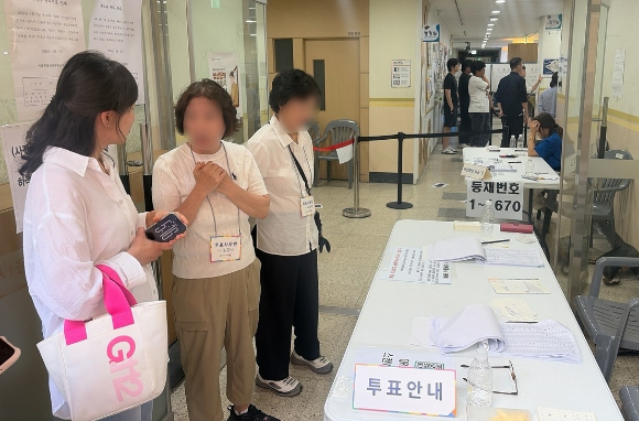 6&middot;3 지방선거 본투표일인 3일 서울 송파구 잠실 한 투표소에서 투표용지 부족으로 유권자들이 대기하고 있다. 2026.6.3 [사진=연합뉴스]