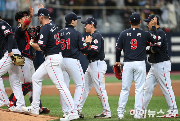 2일 오후 서울 고척스카이돔에서 2022 신한은행 SOL KBO리그 키움 히어로즈와 롯데 자이언츠의 개막전 경기가 열렸다. 롯데 선수들이 7-2로 승리한 후 하이파이브를 하고 있다. [사진=김성진 기자]