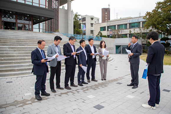 군산시의회 경제건설위원회 위원들이 군산시민민화회관 현장을 방문해 사업 내용을 설명듣고 있다. [사진=군산시의회 ]