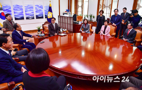 추경호 국민의힘 원내대표와 중진 의원들이 2일 오후 서울 여의도 국회 의장실을 방문해 우원식 국회의장에게 예산안 본회의 상정 관련해 항의하고 있다. [사진=곽영래 기자]