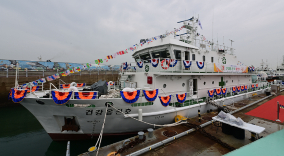 유정복 인천광역시장이 27일 중구 역무선부두에서 열린 '건강옹진호 취항식'에서 축사를 하고 있다. [사진=인천시]