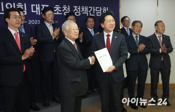 김기현 국민의힘 대표가 18일 오후 서울 마포구 한국경영자총협회를 방문해 손경식 한국경영자총협회 회장으로부터 경영계의 건의사항을 건네받고 있다. [사진=국회사진취재단]