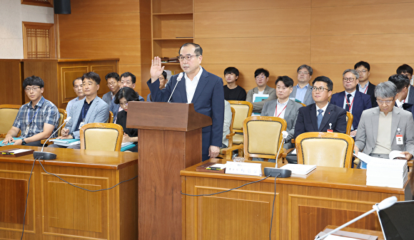 인사청문에 앞서 이연상 후보자가 선서를 하고 있다. [사진=전주시의회]