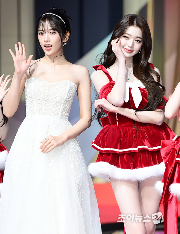 그룹 아이브 안유진과 장원영이 25일 오후 인천광역시 중구 운서동 인스파이어 아레나에서 열린 '2025 SBS 가요대전' 레드카펫 행사에 참석하고 있다.&nbsp;