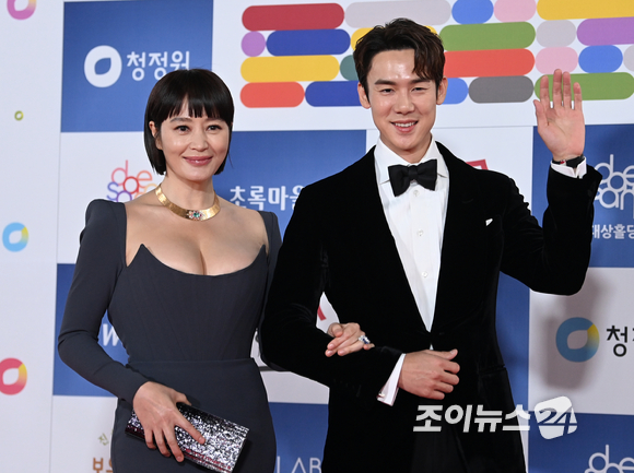 배우 김혜수와 유연석이 26일 오후 서울 영등포구 여의도동 KBS홀에서 진행된 제42회 청룡영화상 레드카펫에 참석해 포즈를 취하고 있다. [사진=김성진 기자]