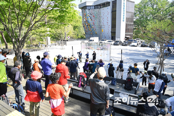 박상신 (사)한국노르딕워킹협회 회장이 25일 서울 강북구 우이동 만남의 광장에서 열린 산악인 오은선 대장과 함께하는 '제13회 희망찾기 등산&middot;트레킹 교실' 개막식에 '테라피 노르딕워킹' 강연하고 있다. [사진=곽영래 기자]