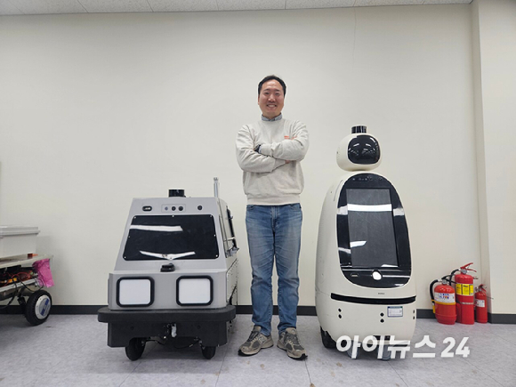 김진효 도구공간 대표가 16일 서울 사무실에서 인터뷰를 마친 뒤 기념 촬영을 하고 있다. [사진=설재윤 기자]