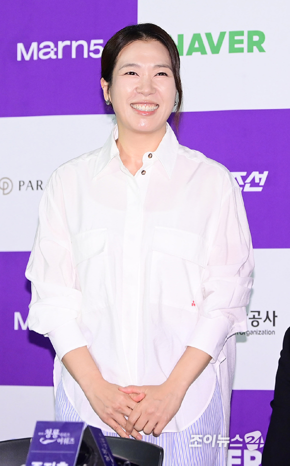 배우 염혜란이 7일 서울 용산구 CGV 아이파크몰에서 진행된 '제5회 청룡 시리즈 어워즈' 핸드프린팅 행사에 참석하고 있다. [사진=정소희 기자]
