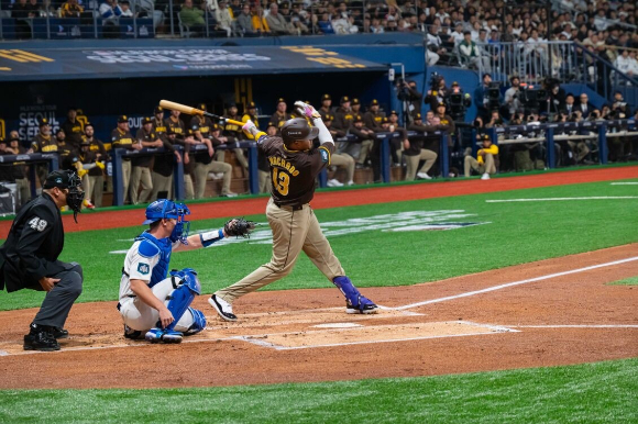 MLB 정규 시즌 개막 2차전 9회초 샌디에이고 파드리스 매니 마차도는 결정적인 홈런을 쳐 이날 승부에 쐐기를 박았다. [사진=쿠팡플레이]