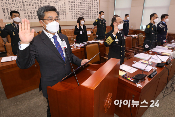 서욱 국방부장관이 19일 오후 국회에서 열린 법제사법위원회의 군사법원에 대한 국정감사에서 선서를 하고 있다.