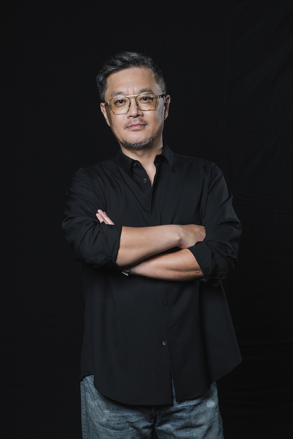 '메이드 인 코리아 시즌2' 우민호 감독이 인터뷰에 앞서 사진 촬영을 하고 있다. [사진=월트디즈니 컴퍼니 코리아]