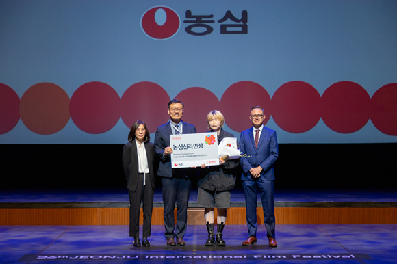 농심이 전주국제영화제에서 '농심신라면상'을 시상했다. 왼쪽 두번째부터 심규철 농심 상무, 성스러운 감독. [사진=농심]