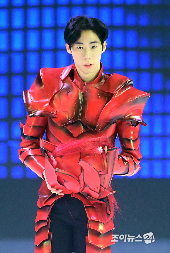 피겨선수 이시형이 23일 오후 서울 목동아이스링크에서 열린 뮤지컬 '나 혼자만 레벨업 on ICE' 프레스콜에서 포토타임을 갖고 있다. [사진=정소희 기자]