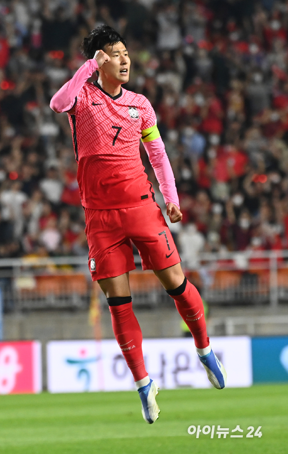 10일 오후 수원월드컵경기장에서 열린 대한민국과 파라과이의 친선경기에서 후반 대한민국 손흥민이 만회골을 넣고 관중들의 호응을 유도하고 있다. [사진=정소희 기자]