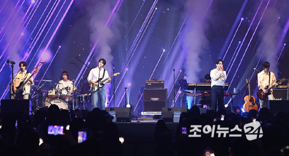 밴드 엔플라잉이 21일 오후 서울 송파구 잠실학생체육관에서 열린 '2026 JOY콘서트 - 보이스 오브 스프링(Voice of spring)'에서 멋진 무대를 선보이고 있다.고품격 엔터테인먼트 경제지 조이뉴스24와 인터넷종합지 아이뉴스24가 주최하는 '보이스 오브 스프링'은 올해로 세 번째를 맞았다. 이번 공연엔 엔플라잉(N.Flying/이승협, 차훈, 김재현, 유회승, 서동성), 소란(SORAN/고영배), 에이엠피(AxMxP/하유준, 김신, 크루, 주환)가 함께해 현장감이 넘치는 밴드 사운드로 관객과 열렬히 교감했다. [사진=곽영래 기자]