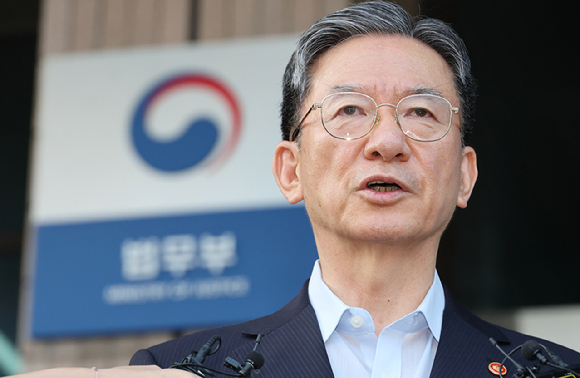 정성호 법무부 장관이 18일 과천 법무부 청사를 나서며 기자의 질문에 답하고 있다. 2026.8.18 [사진=연합뉴스]