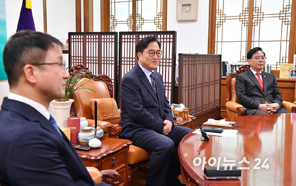 우원식 국회의장이 30일 서울 여의도 국회에서 열린 의장 주재 여야 원내대표 회동을 하고 있다. [사진=곽영래 기자]