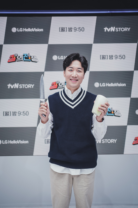 방송인 도경완이 8일 오전 진행된 tvN STORY, LG 헬로비전 '칼의 전쟁' 제작발표회에 포즈를 취하고 있다. [사진=CJ ENM]