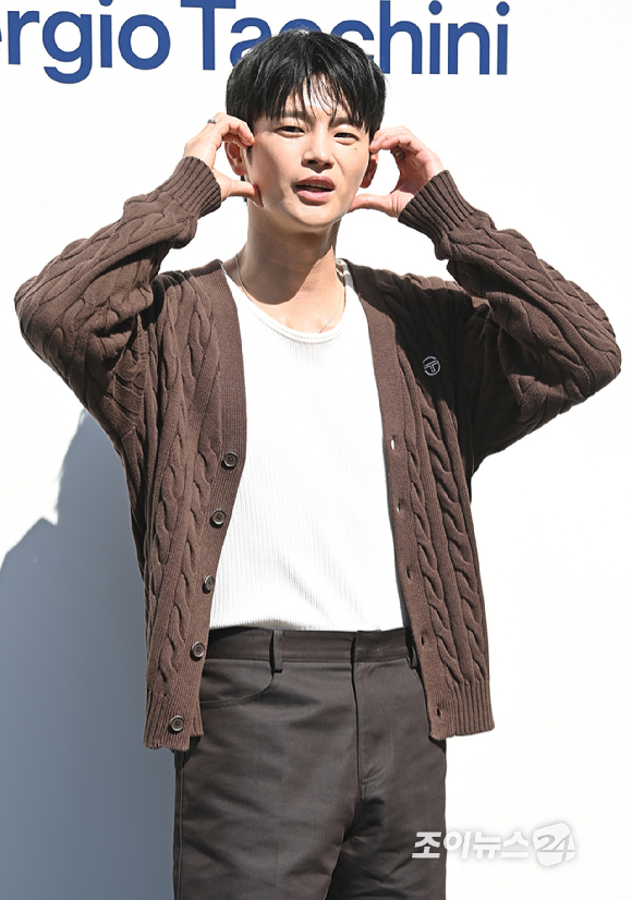 배우 서인국이 26일 오후 서울 용산구 한남동 플래그십 스토어에서 열린 클래식 라이프스타일 브랜드 세르지오 타키니 한남 플래그십 스토어 오픈 기념 포토콜 행사에 참석하고 있다. [사진=문수지 기자]