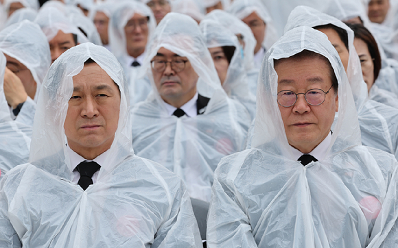 김기현(왼쪽) 국민의힘, 이재명 더불어민주당 대표가 18일 광주 북구 5·18민주묘지에서 열린 제43주년 5·18민주화운동 기념식에 참석해 있다. (대통령실통신사진기자단) [사진=뉴시스]