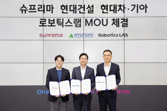 현대건설-현대차&middot;기아 로보틱스랩-슈프리마 관계자들이 서비스 로봇 기반 주거단지 고도화 협력 위한 업무협약(MOU)을 맺고 사진촬영을 하는 모습. [사진=현대건설]