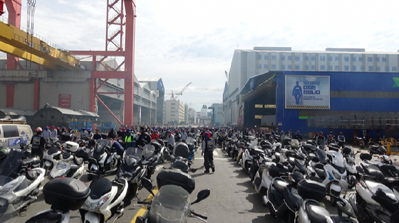 백호선 HD현대중공업 노동조합 지부장이 지난 10일 오전 울산 조선소 내 40m 높이의 크레인에서 고공농성을 벌이고 있다. [사진=현대중공업 노동조합 홈페이지]